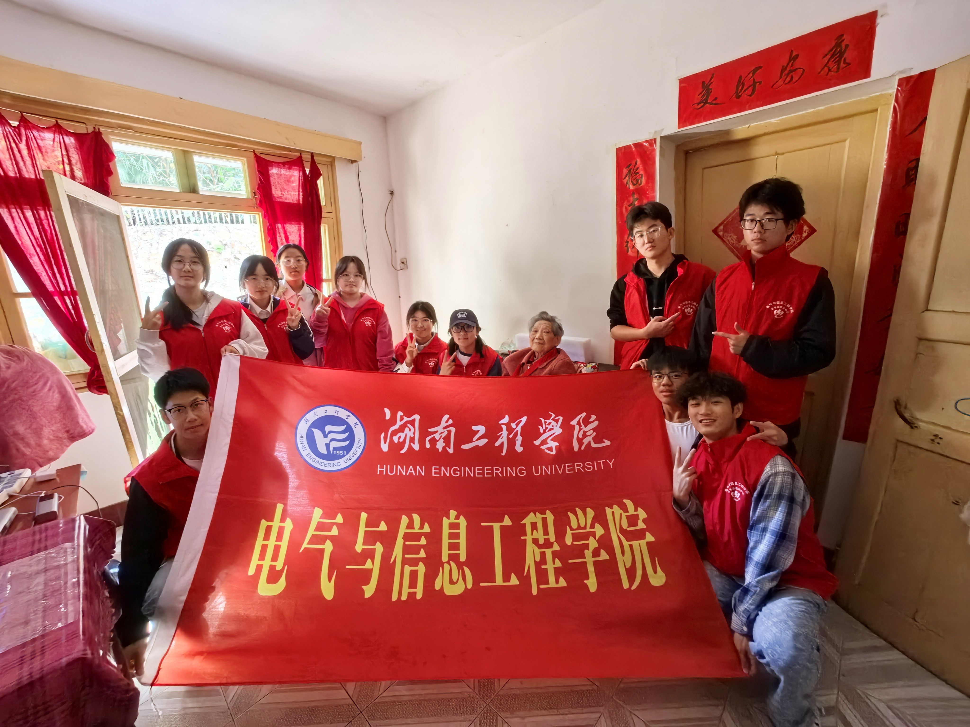 青春践初心 薪火永相传—— 成人视频
开展青年志愿者看望老党员主题活动